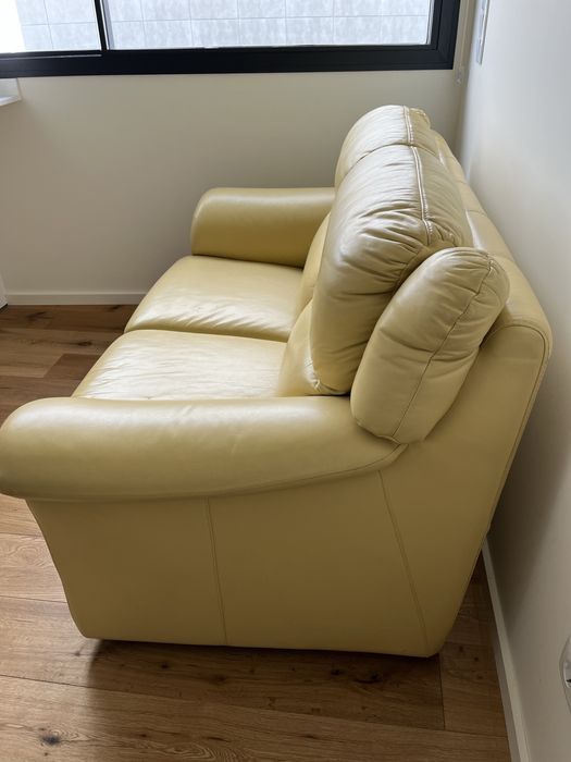 Sofá em pele 2 lugares