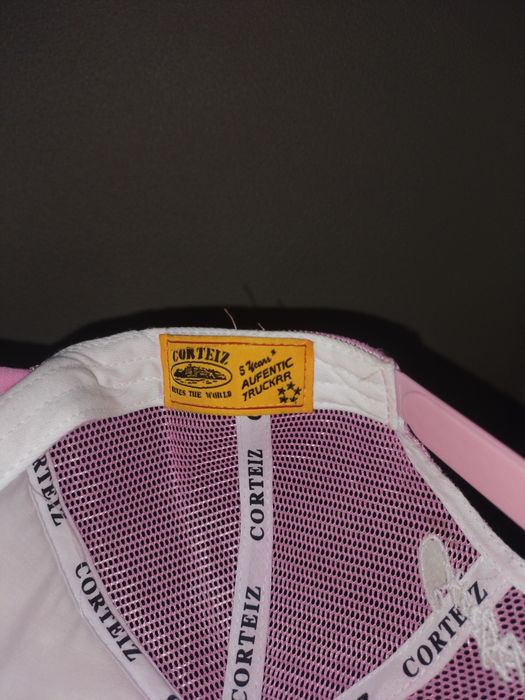 Boné trucker rosa da Corteiz