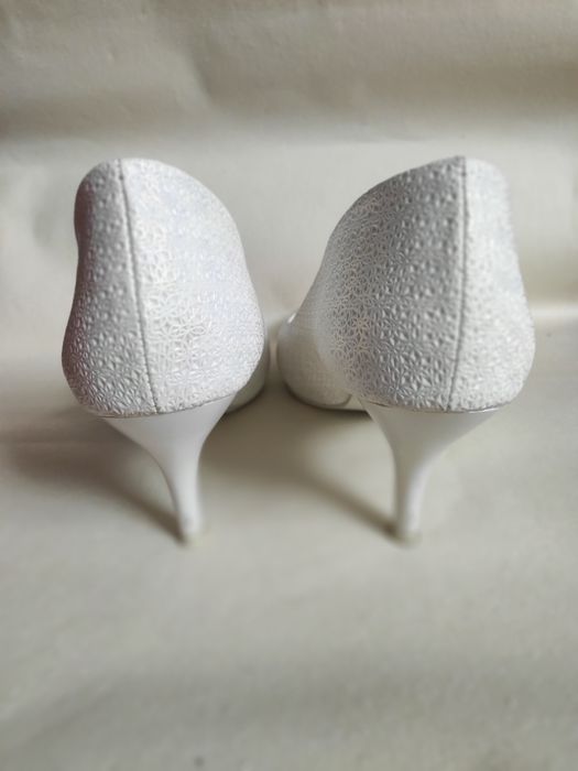 Весільні туфлі білі