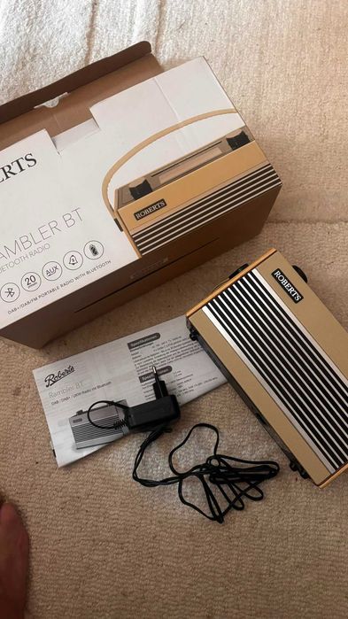 Rádio digital Roberts RAMBLER FM, DAB, DAB+ com Bluetooth - Impecável e nunca utilizado, uma coluna com ar vintage e classe