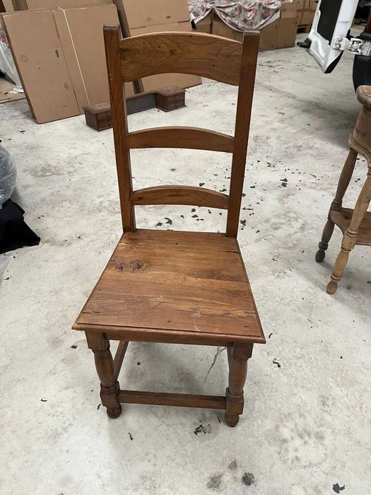 Mobiliário Antigo em Carvalho Maciço