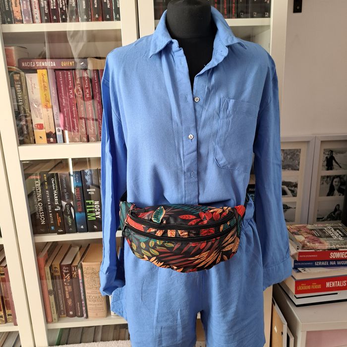 Nowa torebka nerka z wodoodpornego materiału.