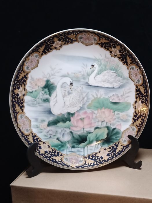 Conjunto de dois pratos japoneses - motivo cisnes