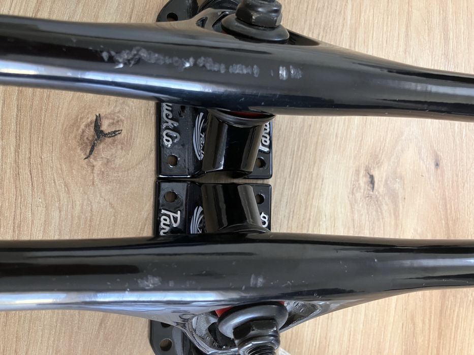 Paris Trucks V3 180 + Venom Bushings + hardware – zestaw longboard