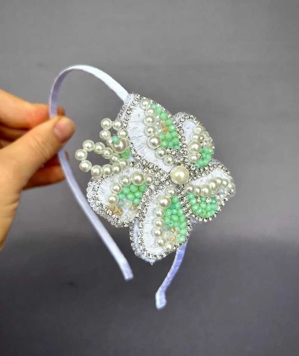 Tiara/Bandolete bordada à mão – peça exclusiva