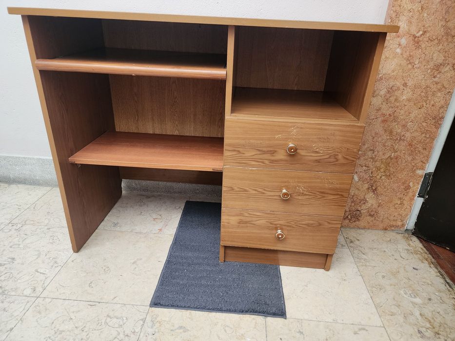 Secretaria com gavetas e cadeira