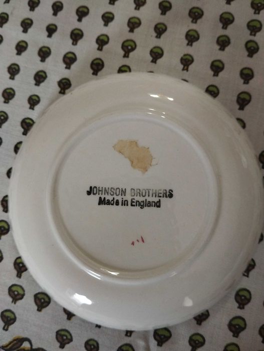 Prato da coleção Johnson Brothers Coaching Scenes na cor castanha.