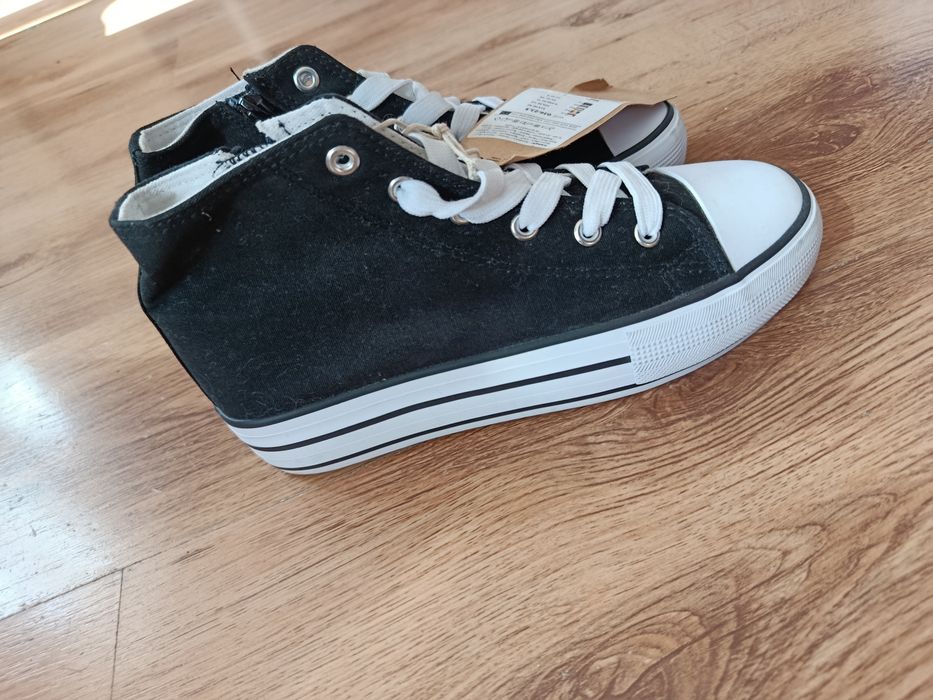 Buty na wysokiej podeszwie