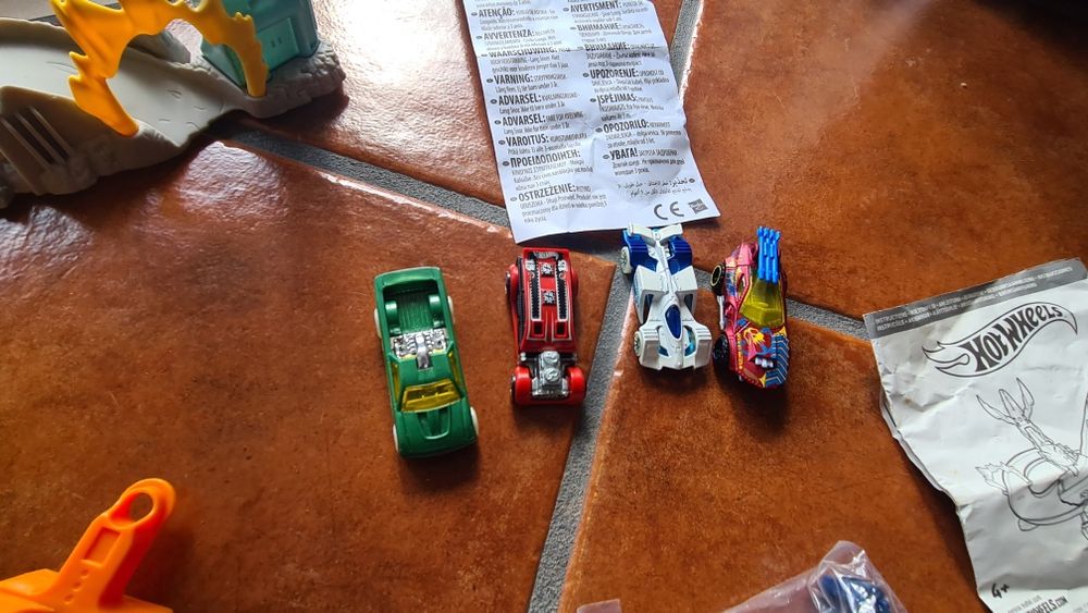 Hot wheels com 4 carrinhos