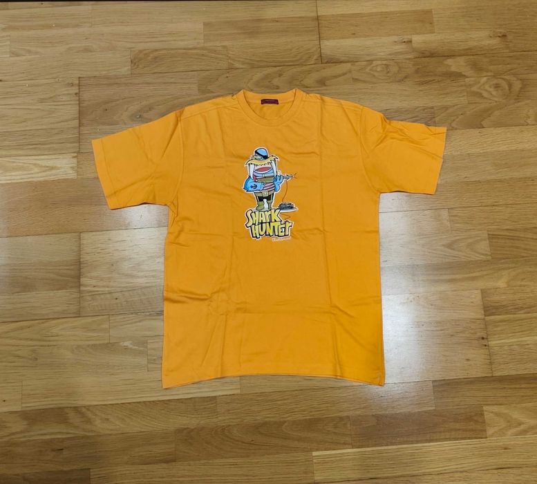 T-shirt Shark Hunter Cartoon Pescador Tubarão Laranja