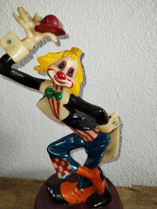 Palhaço em marfinite com base de veludo