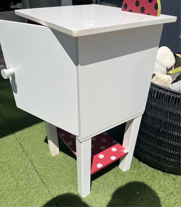 Duas mesas de cabeceira para crianca brancas