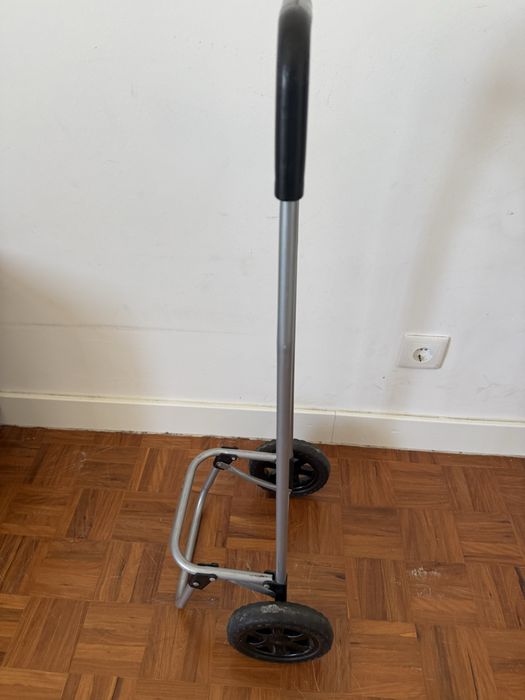 Carrinhos preto e cinza