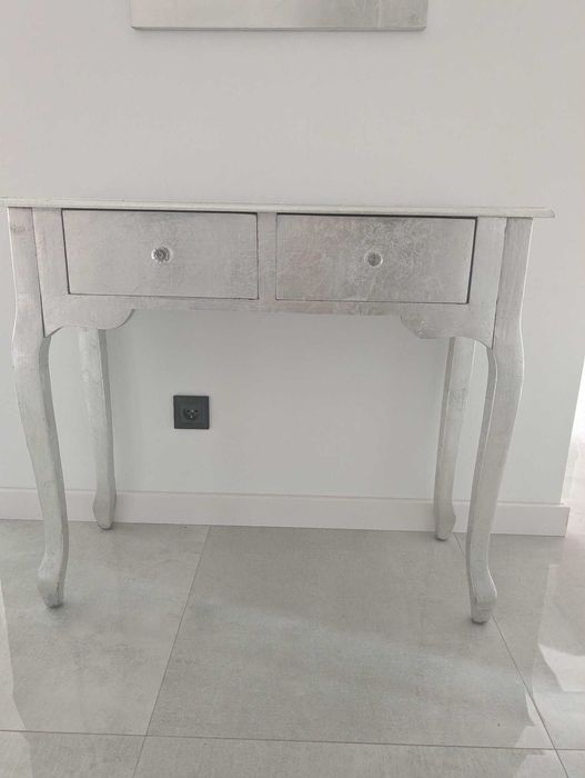 Srebrna konsola do przedpokoju