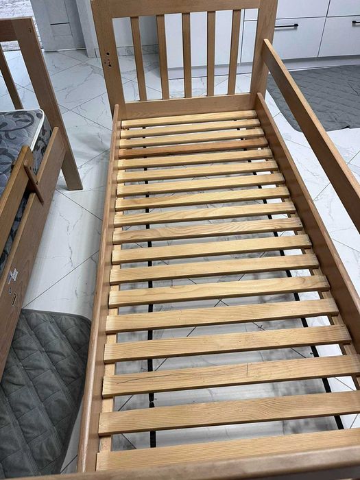 Продається двоярусне ліжко з матрацами .