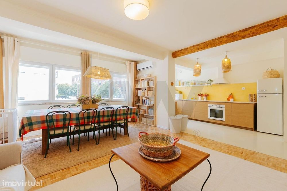 Apartamento Linda-a-Velha, localização Premium em zona tranquila. Exce