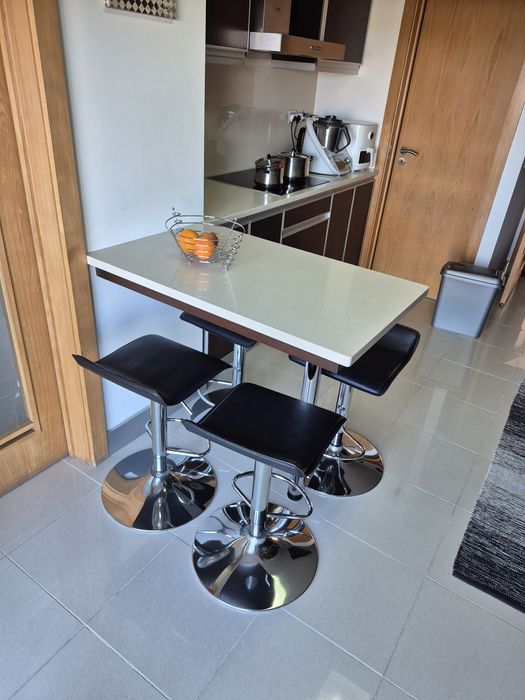 Bancos altos ajustáveis como novos