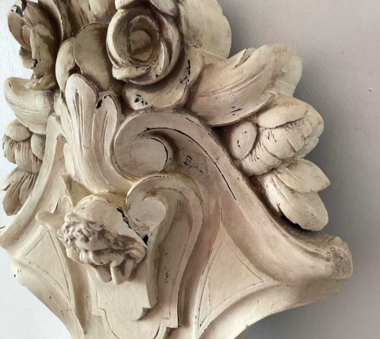 Pałacowy fronton-rzeźba z 19 wieku