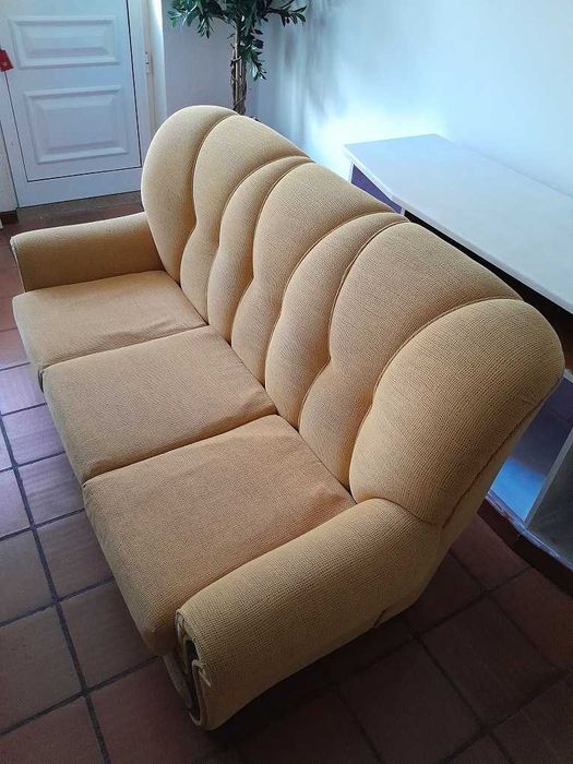 Sofá 3 lugares em bom estado