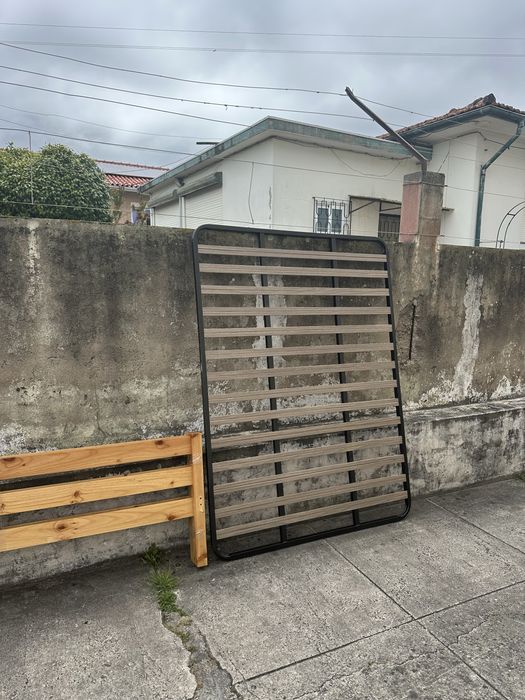 Cama em madeira com colchão