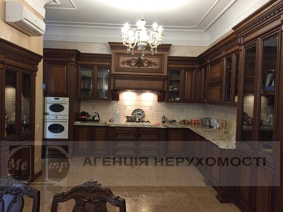 Продається триповерховий будинок.