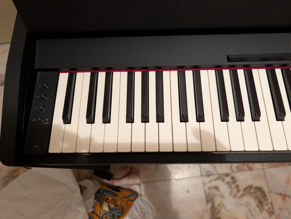 Piano Roland F 107