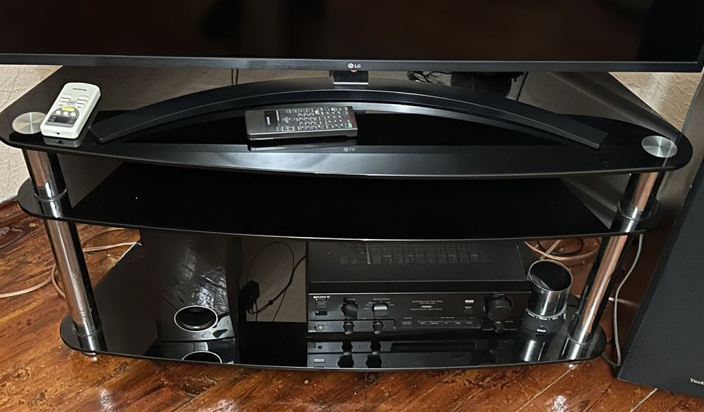 Продам полку под телевизор, Лаура чёрная.