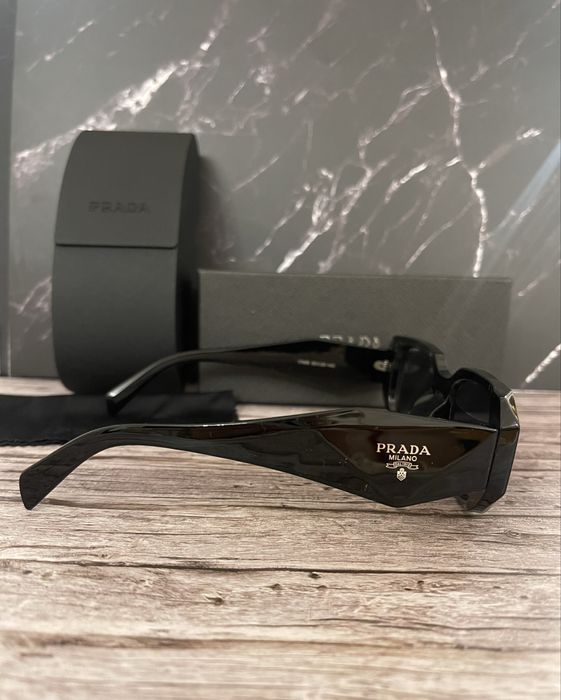 Czarne okulary przeciwsłoneczne Prada