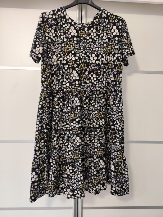 Sukienka czarna w drobne kwiatki M krótki rękaw luźna rozkloszowana