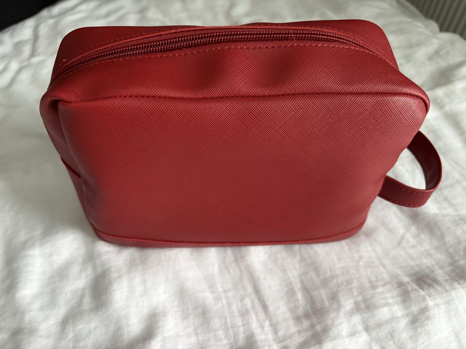 Kosmetyczka Guess skóra ekologiczna złote Logo