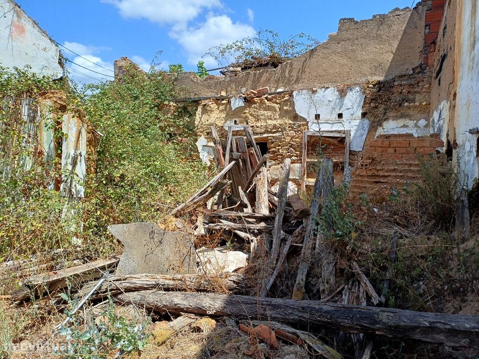 Moradia para remodelação em local soalheiro e sossegado