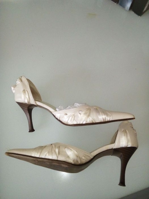 Sapatos bonitos de cor cremes