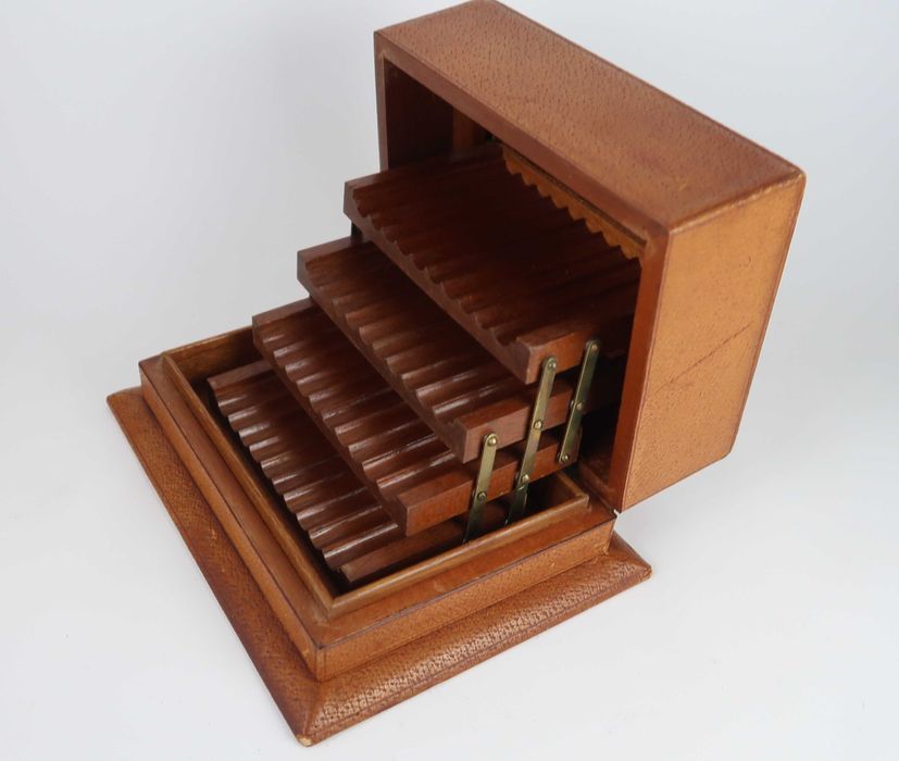 Cigarreira antiga em madeira e couro