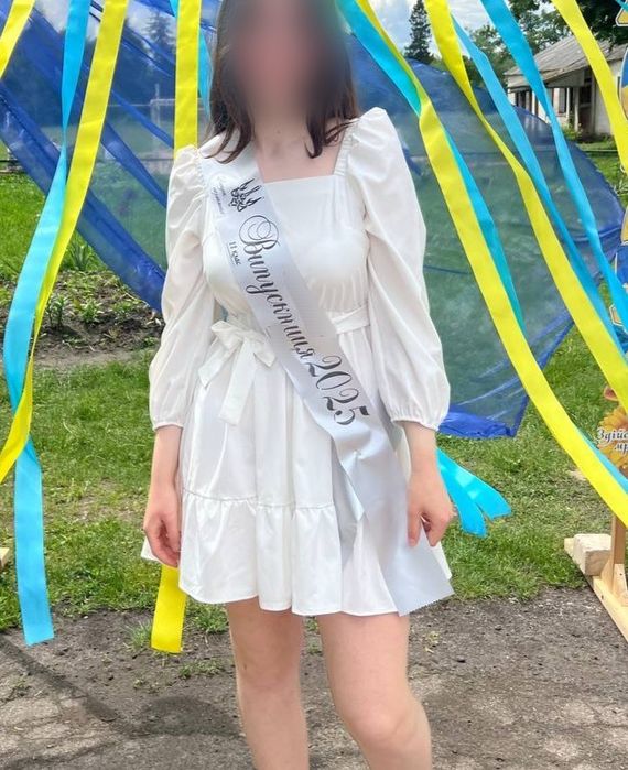 святкова біла сукня