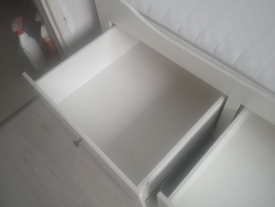 Łóżko jednoosobowe z szufladami