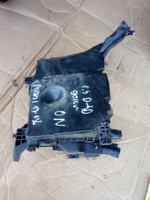 toyota AURIS II 13-18 1,4 d-4d 90 km SKRZYNKA BEZPIECZNIKÓW