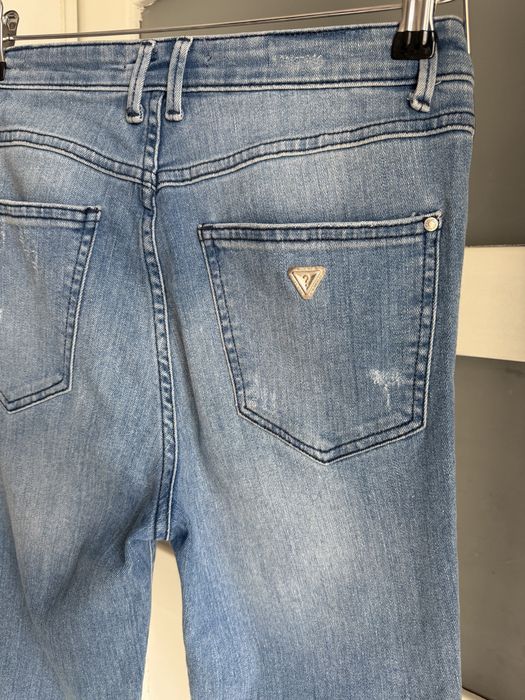 Oryginalne Jeansy GUESS – Skinny z Cyrkoniami i Przetarciami