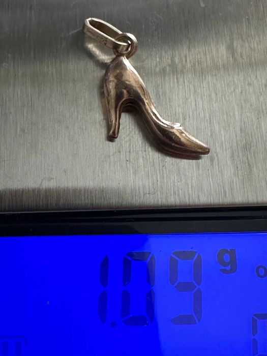 Zawieszka-złoty but.