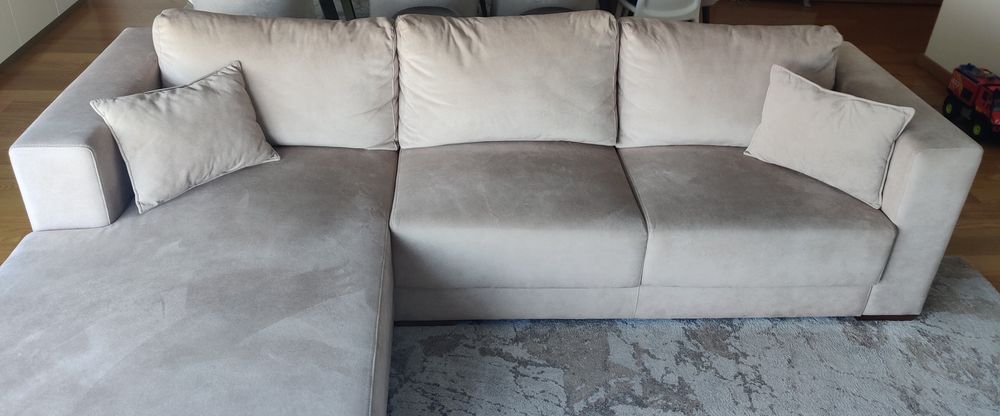 Sofá sala beije com chaise-longue