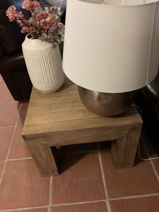 Mesa quadrada em madeira