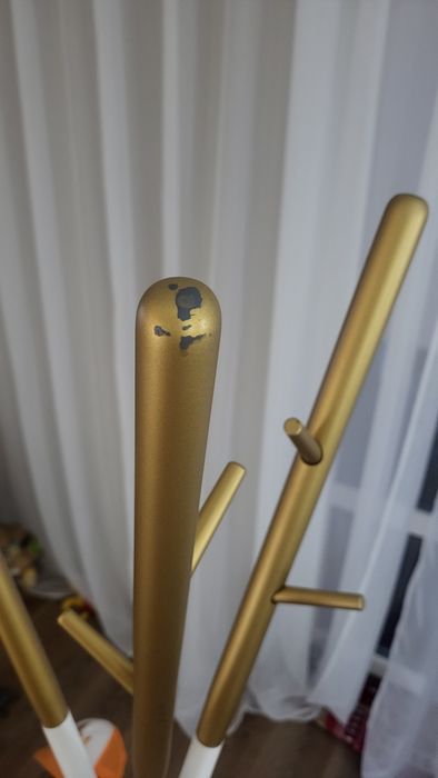 Вішалка золотого кольору