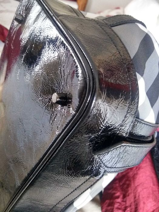 Mala e tênis originais da Burberry