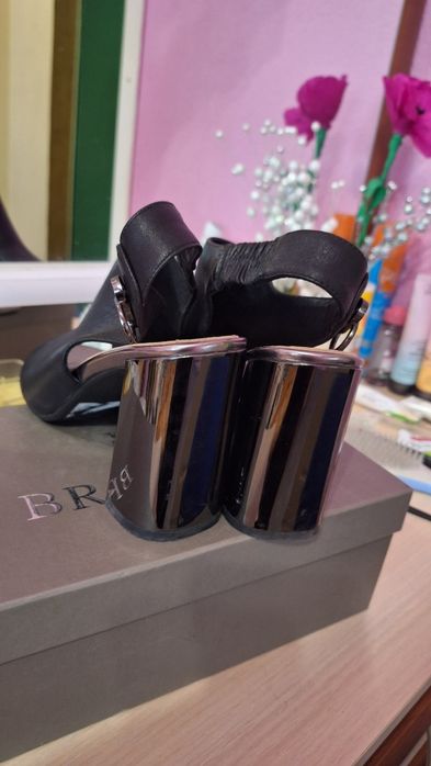 Шкіряні босоніжки 38 розміру