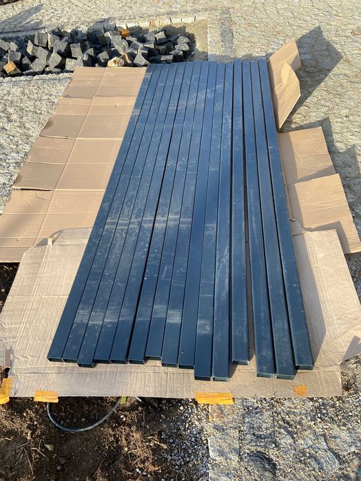 Słupki z profili 60x40 grubość scianki 2 mm cynkowane ogniowo antracyt