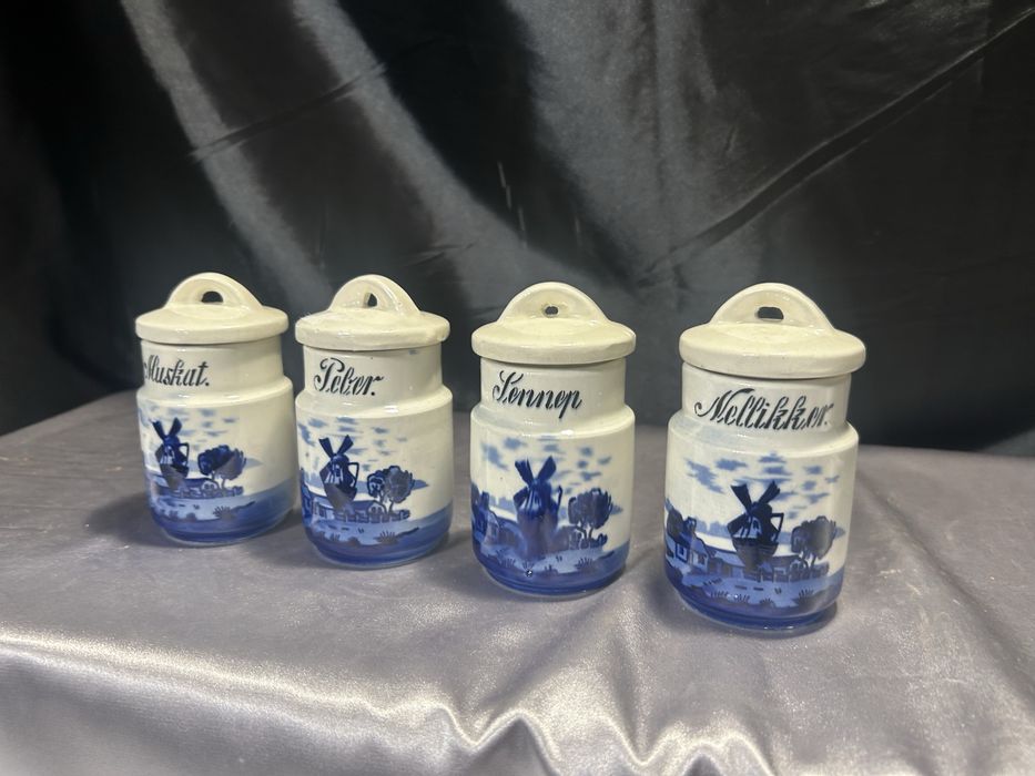 Zestaw czterech ceramicznych pojemników na przyprawy holenderski wzór