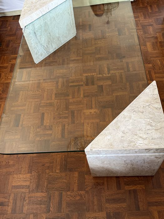 Mesa de centro de pedra e vidro