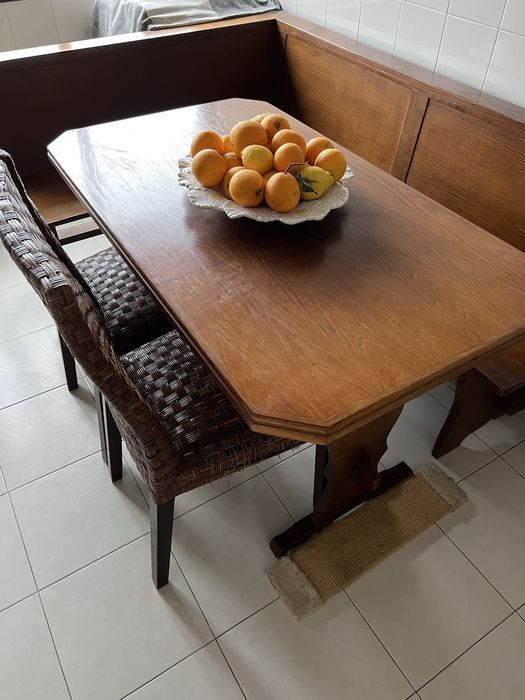 Mesa com banco de canto e duas cadeiras de cozinha/etc, como novo!