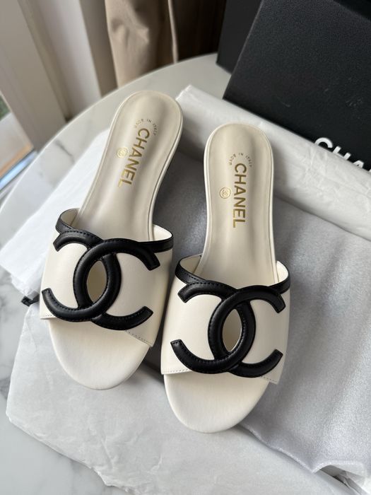 Klapki Chanel White Leather