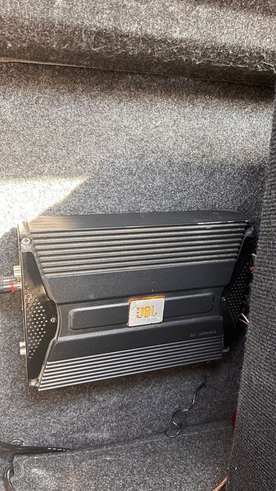 SUBWOOFER JBL 1000W + Amplificador JBL + SOM BLUETOOTH + cablagem