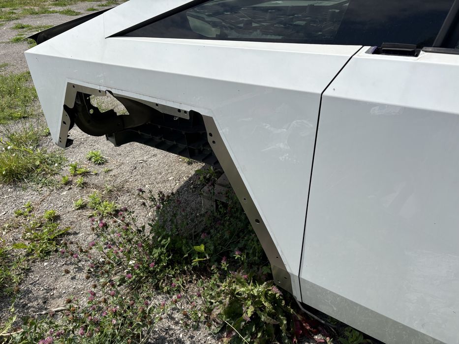Переднє ліве крило Tesla CyberTruck